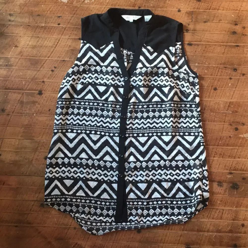Roper S wear the west sleeveless top